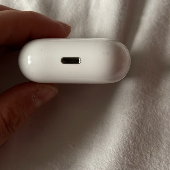 AirPod charging case, no pods - Picture 3 of 4